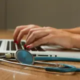 Lekarze specjaliści Lublin – kiedy konsultacja specjalistyczna naprawdę ma sens, a kiedy wystarczy lekarz pierwszego kontaktu