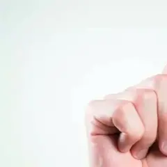 Uszkodzenie nerwów obwodowych objawy: jak rozpoznać i leczyć neuropatię
